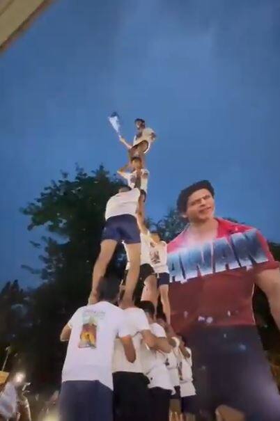 கட்-அவுட் உயரத்திற்கு மனித பிரமிடை உருவாக்கி, கொடி அசைத்த ஷாருக் ரசிகர்கள்.