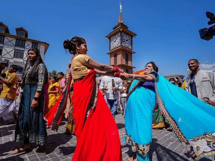 कश्मीर में कई सालों के बाद इस तरह की भव्य यात्रा देखने को मिली, जिसमें स्थानीय लोगों ने भी बढ़-चढ़ के भाग लिया. यह यात्रा श्रीनगर के हब्बा कदल में स्थित कम्लेश्वर मंदिर से निकाली गई और श्रीनगर शहर के मुख्य मोहल्लों से होते हुए लाल चौक पहुंची.