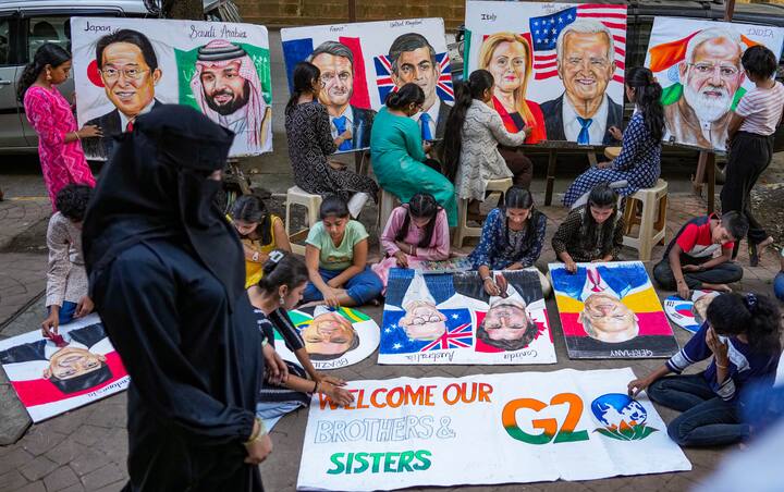 नागरिकांनीही उत्साहाने आपली कलाकुसर दाखवायसा सुरुवात केली आहे.