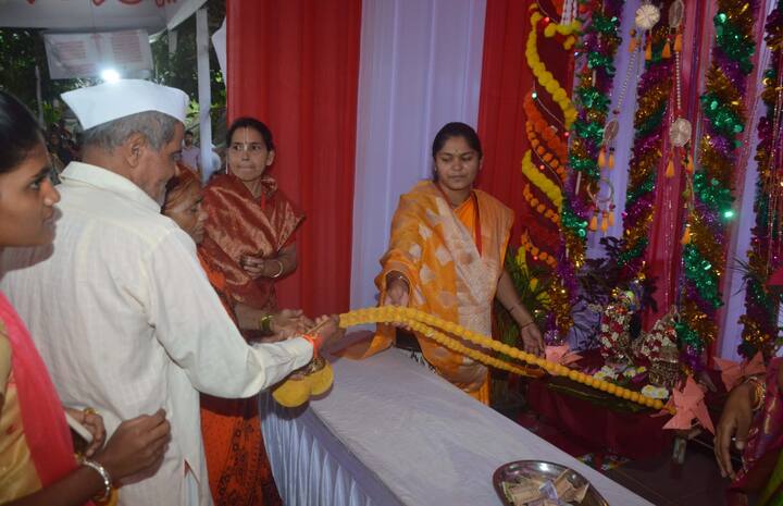 अभिषेकानंतर प्रत्येक परिवाराला चरणामृत देण्यात येत होते.