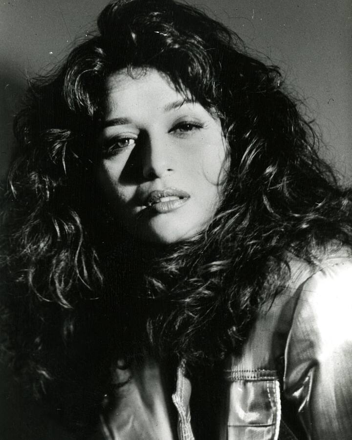 बॉलीवुड की जानी मानी अभिनेत्री माधुरी दीक्षित के प्रोफाइल में एक से बढ़कर एक शानदार और हिट फिल्में मौजूद हैं. एक दौर वो भी था जब माधुरी के नाम और शोहरत की वजह से उनके पास फिल्म प्रोजेक्ट्स का अंबार लगा था और एक दौर वो भी था जब फिल्म इंडस्ट्री में शुरुआती संघर्ष कर रही माधुरी को कुछ ऐसी फिल्में भी करनी पड़ी जो वो नहीं करना चाहती थीं. ऐसी ही एक फिल्म के दौरान माधुरी के साथ कुछ ऐसा हुआ कि उन्होंने शेरनी का रुप अख्तियार कर लिया था. क्या है वो किस्सा आज आपको बताते हैं.