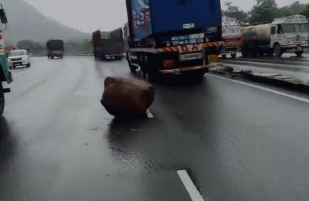 पावसामुळे मुंबई आमदाबाद राष्ट्रीय महामार्गावरील मेंढवन खिंड येथील घाटात डोंगरावरून एक मोठा दगड अचानक महामार्गावर आल्याने या ठिकाणी वाहतुकीला अडथळा