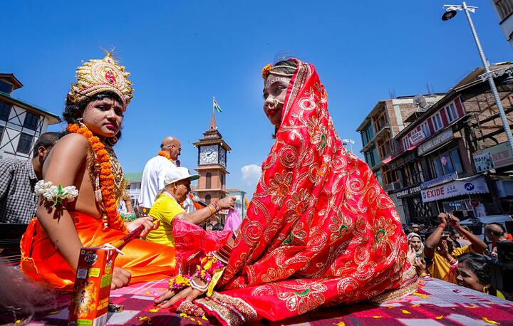 Janmashtami 2023:  जम्मू-काश्मीरमध्ये जन्माष्टमीचा सण उत्साहात साजरा करण्यात आला आणि यावेळी मिरवणूक देखील काढण्यात आली होती.