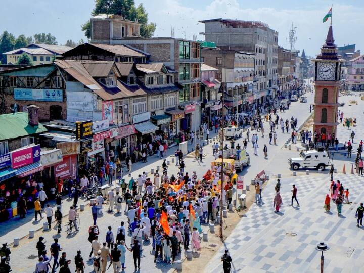 कश्मीरी पंडित नेता संदीप मावा ने कहा कि समुदाय के लोग यह यात्रा पहले भी निकालते थे, लेकिन इस बार यात्रा में मुस्लिम समाज के लोगों ने भी बढ़-चढ़कर इसमें हिस्सा लिया.