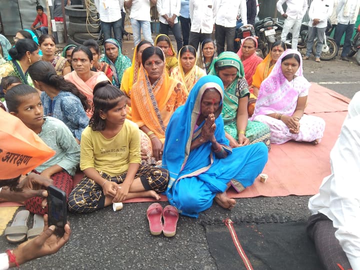 मनोज जरांगे यांच्या आई प्रभाबाई आपल्या मुलाला पाठिंबा देण्यासाठी आंदोलनात सहभागी झाल्या.