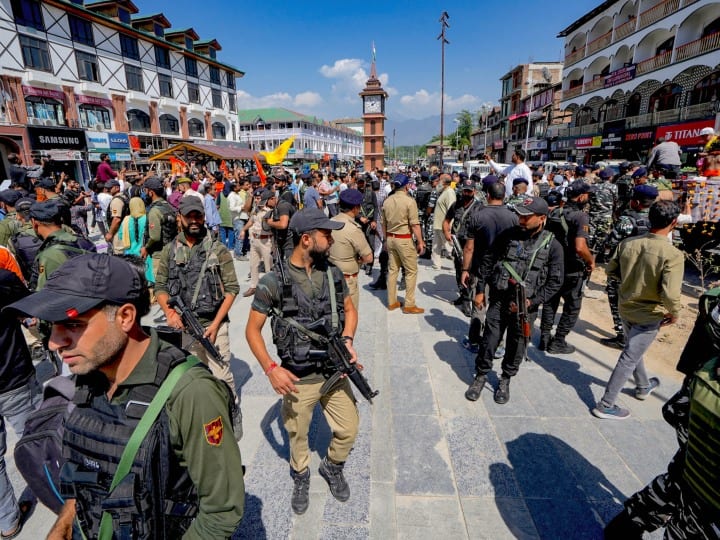 यात्रा के दौरान सुरक्षा के कड़े इंतेजाम किए गए थे और बड़ी मात्रा में सुरक्षाबलों की तैनाती की गई थी. कश्मीर घाटी में 90 के दशक में शोभायात्रा नहीं निकली जाती थी, लेकिन 2004 से इसे फिर से निकालना शुरू किया गया. 