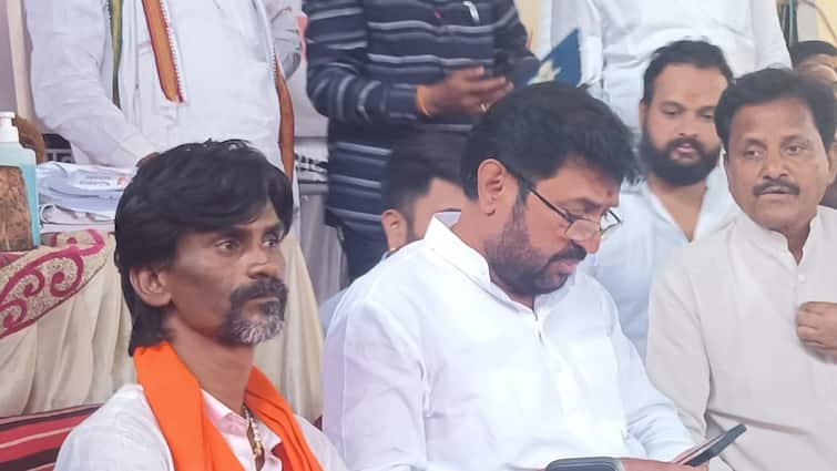 maratha reservation maharashtra govt arjun khotkar gr meet manoj jarange on hunger strike update Jalna : सरकारचा जीआर घेऊन खोतकरांनी घेतली जरांगेंची भेट; आंदोलकांचे शिष्टमंडळ मुंबईला जाणार, मात्र आंदोलन कायम