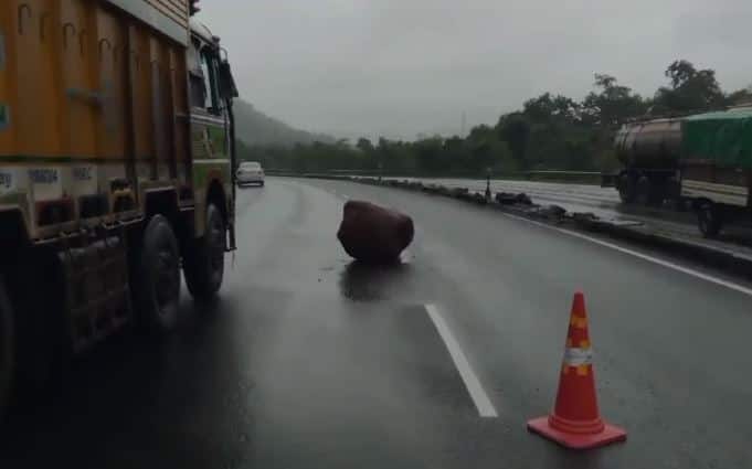 सुदैवाने इतर कोणताही अपघात घडला नाही. यावेळी स्थानिक पोलीस दाखल होऊन त्यांनी वाहतूक सुरळीत केली .