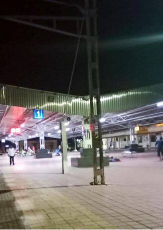 ਭਾਰਤ ਦੇ ਕੁਝ ਰੇਲਵੇ ਸਟੇਸ਼ਨ ਆਪਣੀ ਸਫਾਈ ਲਈ ਵੀ ਮਸ਼ਹੂਰ ਹਨ। ਹਾਲਾਂਕਿ, ਅੱਜ ਅਸੀਂ ਤੁਹਾਨੂੰ ਭਾਰਤ ਦੇ 5 ਵਿਲੱਖਣ ਰੇਲਵੇ ਸਟੇਸ਼ਨਾਂ ਬਾਰੇ ਦੱਸਾਂਗੇ, ਜਿਨ੍ਹਾਂ ਵਿੱਚੋਂ ਕੁਝ ਦੋ ਰਾਜਾਂ ਨੂੰ ਵੰਡਦੇ ਹਨ, ਜਦਕਿ ਕੁਝ ਅਜਿਹੇ ਹਨ ਜਿਨ੍ਹਾਂ ਦਾ ਕੋਈ ਨਾਮ ਨਹੀਂ ਹੈ।