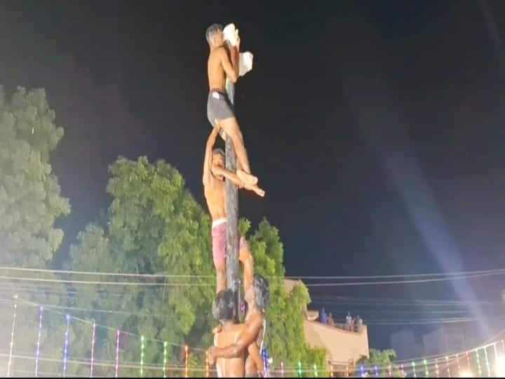 Bald tree climbing competition held on the occasion of Krishna Jayanti கிருஷ்ண ஜெயந்தியை முன்னிட்டு நடைபெற்ற வழுக்கு மரம் ஏறும் போட்டி: இளைஞர்கள் உற்சாகம்!