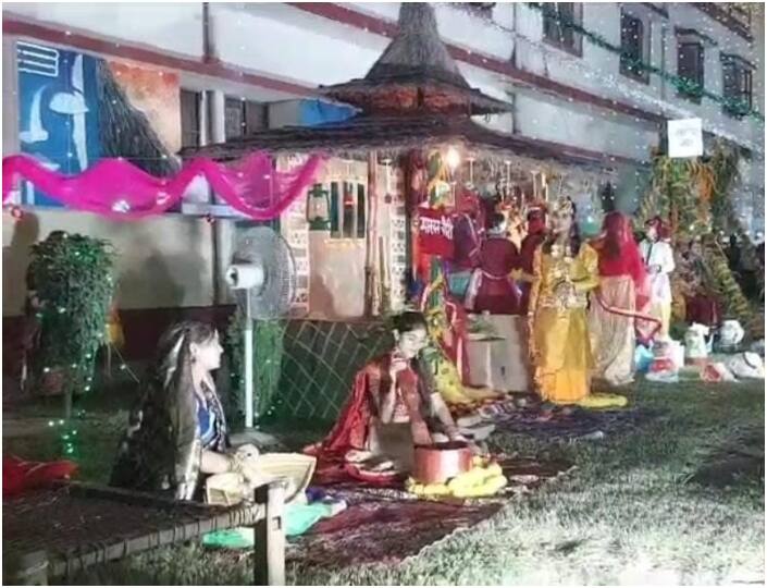 इस अवसर पर महिला छात्रावास में भगवान श्री कृष्ण की विभिन्न झांकियां, रंगोली और साज सजावट की गई.