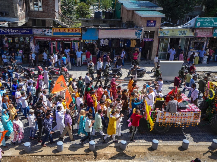 Janmashtami 2023: मथुरा से लेकर कश्मीर तक कृष्ण जन्माष्टमी की धूम, मंदिरों में उमड़ी भक्तों की भीड़, देखें तस्वीरें