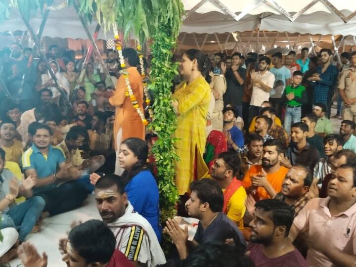 परिसर में उनकी प्रतिमा को विराजमान कर गंगाजल से स्नान कराया गया जिसके बाद नए वस्त्र, श्रृंगार और भोग लगाकर मध्य रात्रि के समय जन्मोत्सव को धूमधाम से मनाया गया.