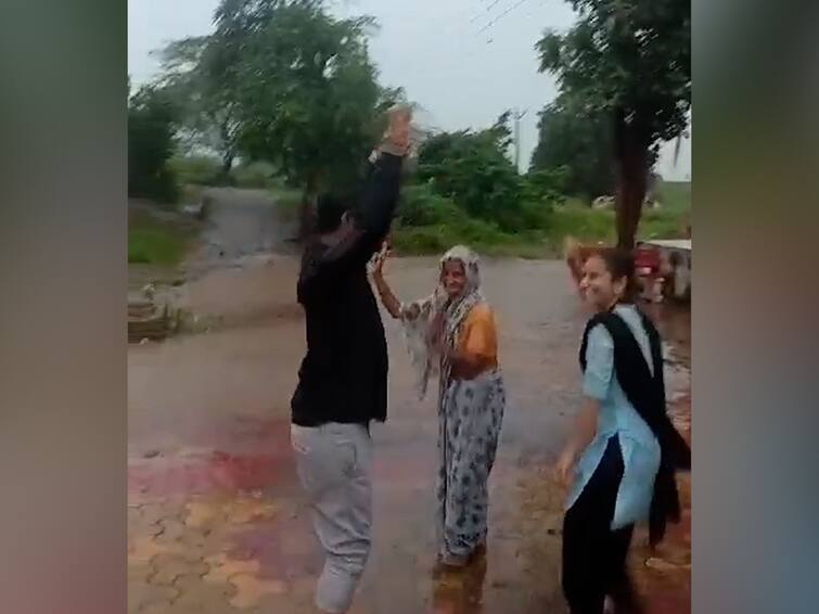 Rain in Nandurbar district farmers expressed their joy by dancing Nandurbar Rain : तब्बल 27 दिवसानंतर पाऊस, ढोल ताशांच्या गजरात नाचून शेतकरी कुटुंबांनं व्यक्त केला आनंद