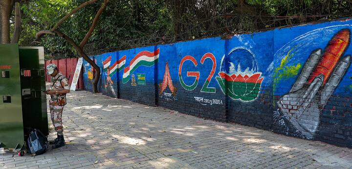 नवी दिल्लीतील भिंतींवर देखील आकर्षक चित्र काढण्यात आले आहेत.