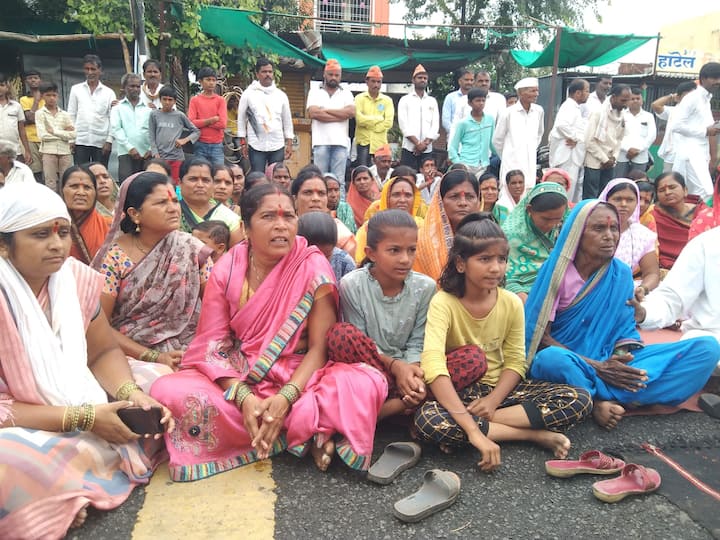 या आंदोलनामध्ये सहभागी झालेल्या त्यांच्या मातोश्री प्रभाबाई रावसाहेब जरांगे या 80 वर्षांच्या आहेत.