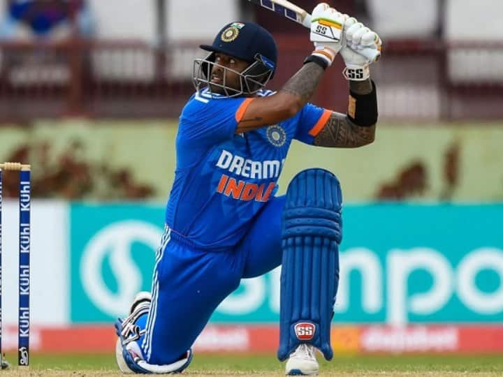 India vs New Zealand Suryakumar Yadav makes his ODI World Cup debut Surya run out viral video Suryakumar Yadav : एकदिवसीय विश्वचषकात 'सूर्या'चं पदार्पण! पण अवघ्या दोन धावांवर रनआऊट