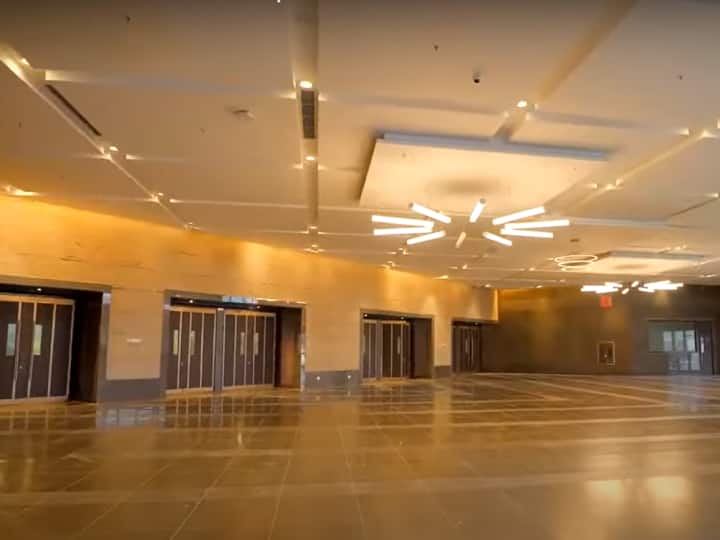 इसमें बड़े-बड़े हॉल, एम्पीथिएटर, कई बैठक रूम हैं. आप इन तस्वीरों से अंदाजा लगा सकते हैं कि आखिर ये कितना भव्य है.