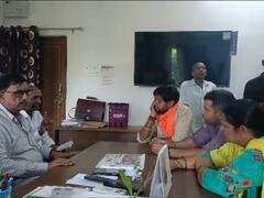 टीचर्स डे पर दिखी गुरु की काली करतूत, प्रोफेसर ने छात्रा से मांगी प्यार की मिठाई, बजरंग दल ने किया हंगामा