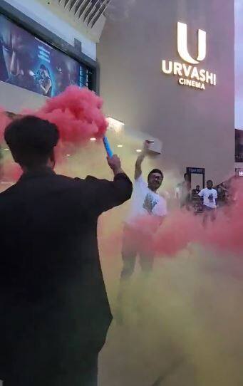 ஜவான் ரிலீஸையொட்டி, திரையரங்கின் வாசலில், வண்ணப்பொடிகளுடன் ஹோலி பண்டிகை போல் கொண்டாடிய ரசிகர்கள்