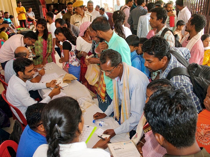 5 वर्ष से कम उम्र के बच्चे का आधार कार्ड आप किसी भी नजदीकी आधार सेंटर में बनवा सकते हैं. इसके अलावा आप ऑनलाइन भी साइन अप करके आधार के लिए अप्लाई कर सकते हैं.