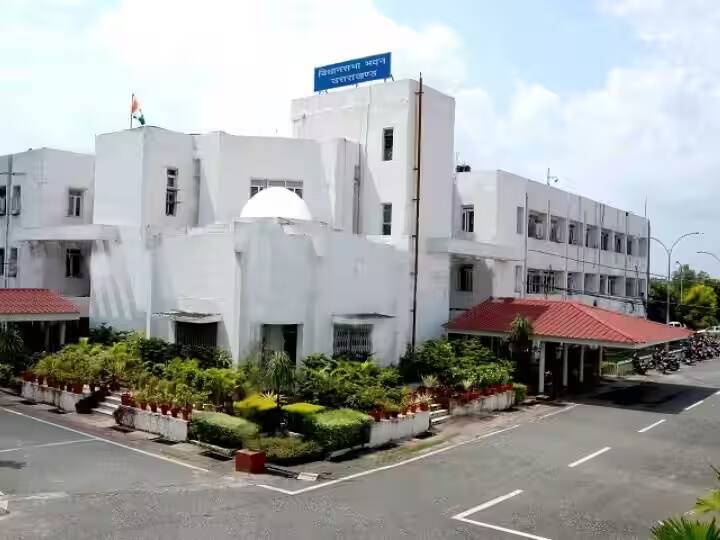 Uttarakhand Assembly Monsoon Session now the officers will have to say honourable MLA bench order ANN Uttarakhand Assembly: उत्तराखंड में अब फोन पर भी अधिकारी कहेंगे 'माननीय विधायक जी', जानें- क्यों लिया गया ये फैसला?