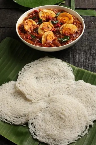 இந்த வதக்கிய கலவையில் இரண்டு முட்டைகளை உடைத்து ஊற்றி நன்கு கலக்கவும். இதனுடன் மிளகு தூள்,வேகவைத்த சிக்கன் துண்டுகள், இடியாப்பம், சிக்கன் கிரேவி சேர்த்து நன்கு கிளறவும். இறுதியாக கொத்தமல்லி இலை சேர்த்து பரிமாறவும். எச்சில் ஊறவைக்கும் சுவையான சிக்கன் கொத்து இடியாப்பம் தயார்.