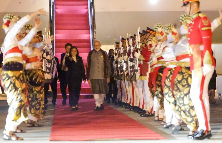 PM Modi arrives in Indonesia to attend East Asia, ASEAN-Indian summits Video: આસિયાન-ભારત શિખર સંમેલનમાં સામેલ થવા ઇન્ડોનેશિયા પહોંચ્યા PM મોદી, પ્રવાસી ભારતીયોએ કર્યું સ્વાગત