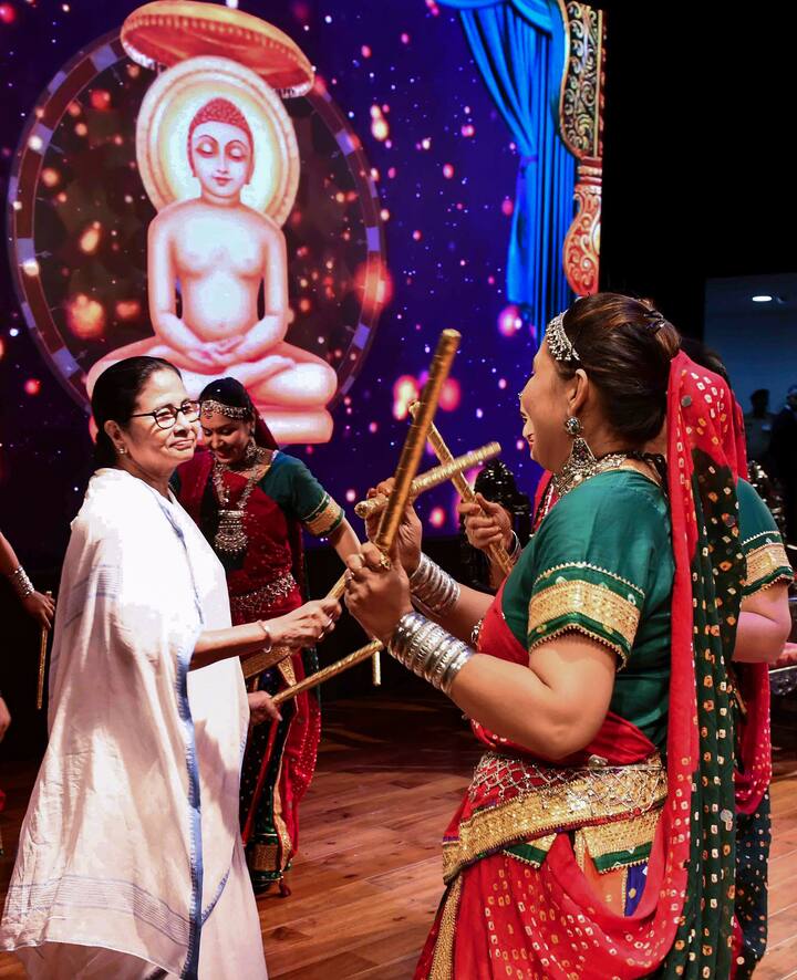 ধনধান্য অডিটোরিয়ামে আয়োজিত মহাবীরের নির্বাণ দিবসের অনুষ্ঠানে যোগ দিয়েছিলেন মুখ্যমন্ত্রী।