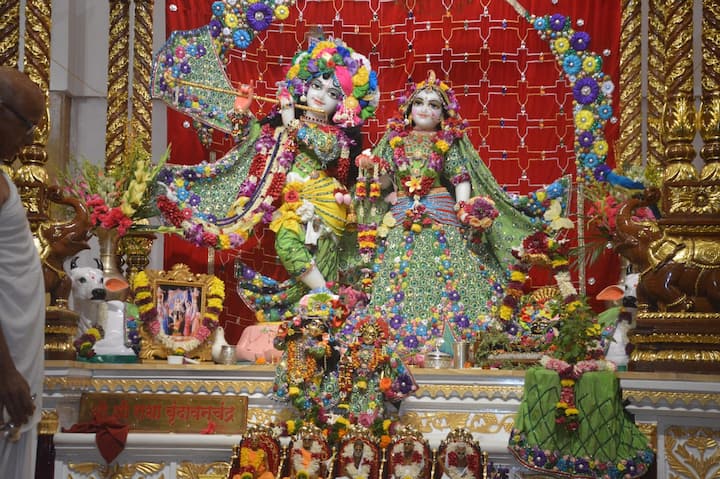 राधे कृष्ण गोपाल कृष्ण... च्या जयघोषात आंतरराष्ट्रीय कृष्ण भावनामृत संघाच्या (इस्कॉन) पुण्यातील कात्रज कोंढवा रस्ता येथील मंदिरात श्रीकृष्ण जन्माष्टमी महोत्सव मोठ्या उत्साहात साजरा करण्यात आला.