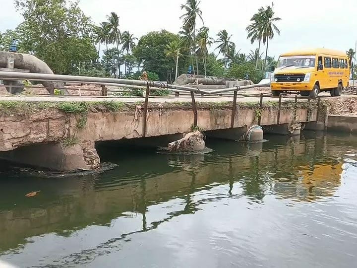 கிருஷ்ணராயபுரம் அருகே ஆமை வேகத்தில் புதிய பாலம் கட்டும் பணிகள்