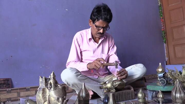 मनमोहन सोनी को 50 सेट कमलकृति तैयार करने में एक महीने का समय लगा है. मनमोहन सोनी का पूरा परिवार पीतल की नयनाभिराम कलाकृतियां गढ़ने के लिए जाना जाता है. मनमोहन के बड़े भाई कल्याण दास भी नेशनल अवॉर्ड जीत चुके हैं. उनके छोटे भाई आजाद और शिव कुमार भी स्टेट अवॉर्ड जीत चुके हैं और तो और मनमोहन के काम में घर की महिलाएं भी जरूरत पड़ने पर सहयोग करती हैं. मनमोहन की कमलकृति को दुनिया भर के दिग्गज राष्ट्राध्यक्षों को स्मृति चिन्ह के रूप में भेंट किया जाना बुंदेलखंड के लिए गौरव की बात है. जी20 सम्मेलन में इन कमल पुष्प को बनाकर भेजा गया है.