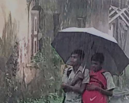 पावसामुळं उष्णता कमी झाली आहे. हवेत गारवा निर्माण झाला आहे.