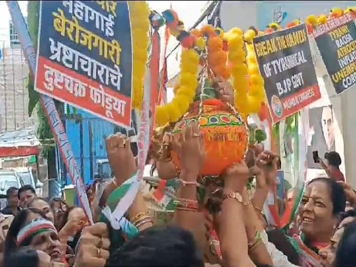 दहीहंडीत लोकांचा उत्साह शिगेला पोहचला आहे, राजकीय पक्ष, संघटनांकडूनदेखील विरोधकांवर निशाणा साधण्यासाठी, लोकांच्या प्रश्नावर लक्ष वेधण्यासाठी प्रतिकात्मक दहीहंडी फोडली जाते.