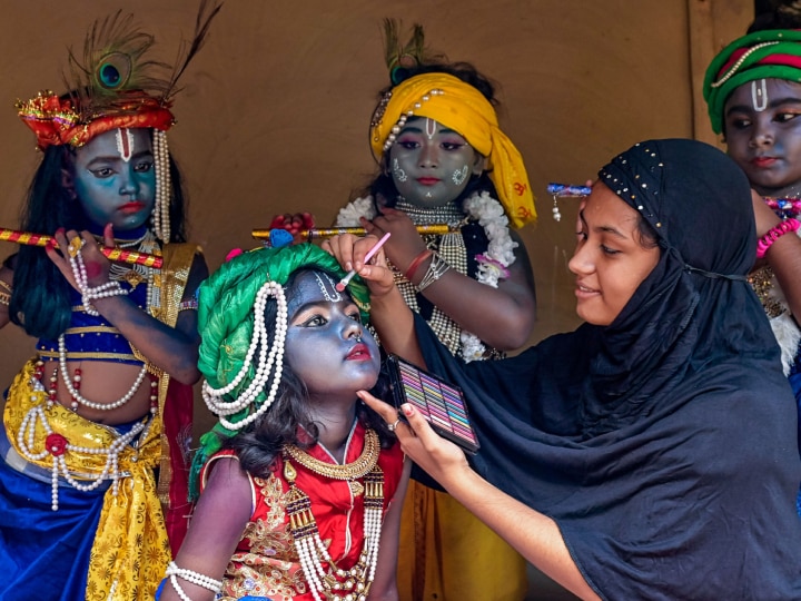 Janmashtami 2023: मथुरा से लेकर कश्मीर तक कृष्ण जन्माष्टमी की धूम, मंदिरों में उमड़ी भक्तों की भीड़, देखें तस्वीरें