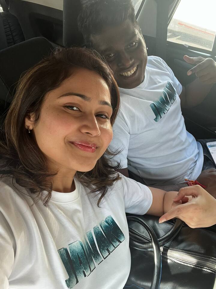 அட்லீயும் அவர் மனைவியும் ஜவான் டீ ஷர்ட் அணிந்து, படத்தின் முதல் நாள் முதல் காட்சியை காண சென்றுள்ளனர்.