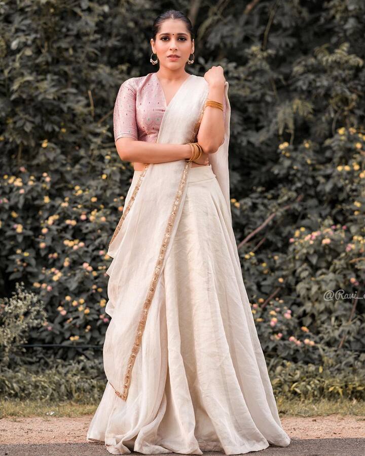 'జబర్దస్త్' స్టార్ట్ అయినప్పటి నుంచి ఇప్పటివరకు ఈ జంట సందర్భానుసారం తమ ఆన్ స్క్రీన్ రొమాన్స్ తో బుల్లితెర ప్రేక్షకులను ఆకట్టుకుంటున్నారు.