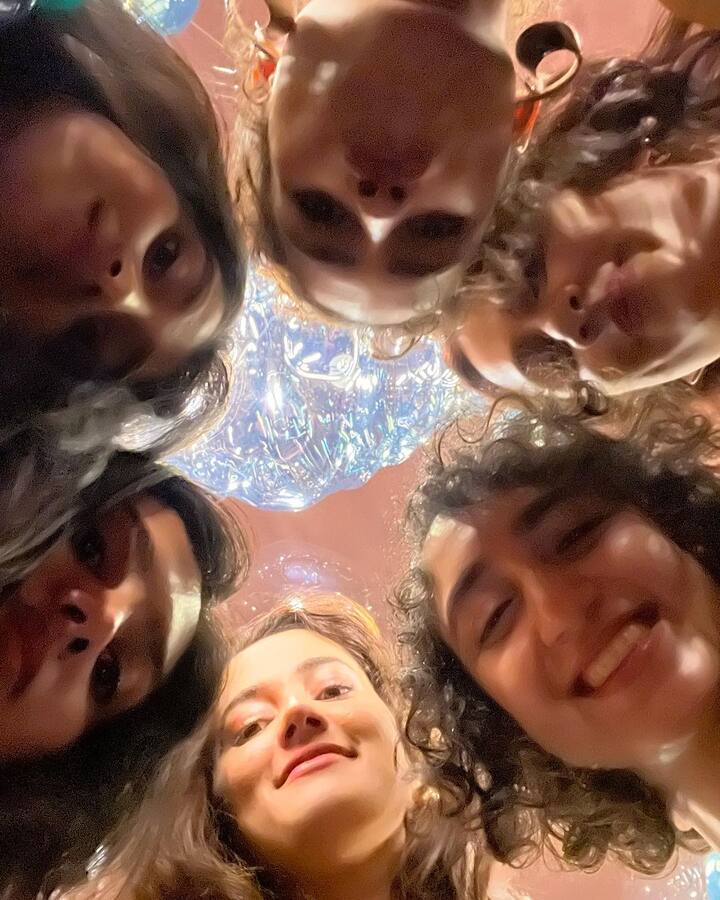 આ ફિલ્મ 7 સપ્ટેમ્બરના રોજ રિલીઝ થઈ હતી અને તે પહેલા 6 સપ્ટેમ્બરે ફિલ્મનું સ્પેશિયલ સ્ક્રીનિંગ રાખવામાં આવ્યું હતું. આ દરમિયાન ફિલ્મની ટીમ સિવાય ઘણા દિગ્ગજ સ્ટાર્સે ભાગ લીધો હતો.