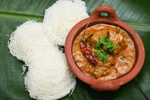 செய்முறை : முதலில் ஒரு கடாயில் எண்ணெய் ஊற்றி சூடேற்றிய பின்பு பொடியாக நறுக்கிய பெரிய வெங்காயம், பொடியாக நறுக்கிய பச்சை மிளகாய் சேர்த்து நிறம் மாறும் வரை வதக்கவும். வெங்காயம் பொன்னிறமானவுடன் அதனுடன் பொடியாக நறுக்கிய தக்காளி, மஞ்சள் தூள், மிளகாய் தூள், கல் உப்பு, கறிவேப்பிலை சேர்த்து நன்கு வதக்கவும்.
