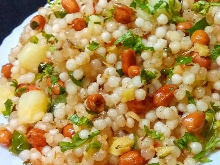 साबूदाना को बहते पानी में धोकर 2 कप पानी में 4 घंटे के लिये भिगो दीजिये. सुनिश्चित करें कि भीगा हुआ साबूदाना नम और नरम हो जाए. यदि नहीं, तो इसे दो घंटे के लिए भिगो दें अन्यथा साबूदाना खिचड़ी में कच्चा रह जाएगा. इसके बाद हरी मिर्च और धनिये की पत्तियों को बहते पानी में धो लीजिये और बारीक काट लीजिये. अब एक दूसरे बाउल में आलू छीलकर क्यूब्स में काट लें. फिर मूंगफली को ग्राइंडर में पीस लें और इन सभी चीजों को जरूरत पड़ने तक एक तरफ रख दें.