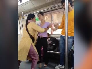 कपल ने 'पागल' बोला, तो आगबबूला हो गई महिला, भरी मेट्रो में मचा दिया भयंकर बवाल, देखें VIDEO