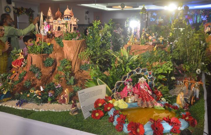 त्यानंतर रात्री 12 वाजता आरती देखील झालीमंदिरात 24 तास कीर्तन-भजन चालू होते. अनेक प्रकारच्या धार्मिक आणि पूजेच्या वस्तूंचे सुद्धा प्रदर्शन तसेच, इस्कॉनच्या विविध उपक्रमांचे आणि वेगवेगळ्या खाद्य पदार्थांचे स्टॉल उभारण्यात आले होते.