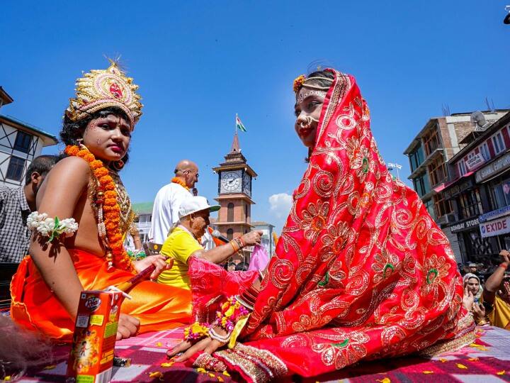 Janmashtami 2023: जम्मू कश्मीर में धूम-धाम से जन्माष्टमी का त्योहार मनाया गया और शोभायात्रा भी निकाली गई. श्रीनगर में शहर के बीचों बीच यात्रा निकाली गई और लाल चौक में इसका समापन हुआ.