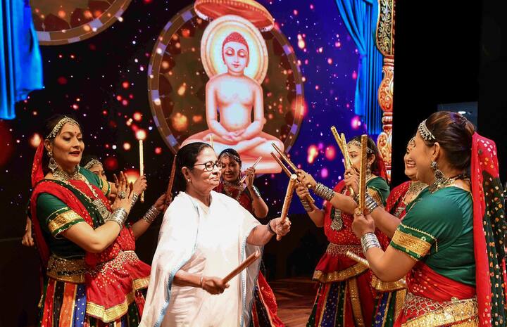 জৈন সমাজের অনুষ্ঠানে মুখ্যমন্ত্রী মমতা বন্দ্যোপাধ্যায় আশ্বাস দিলেন কলকাতায় মহাবীরের নামে রাস্তার নামকরণের।