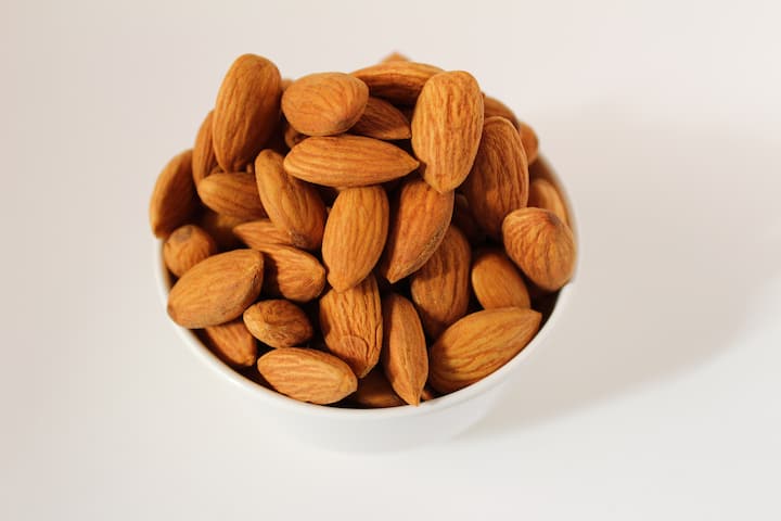 Almonds : रोज बदाम खाल्ल्याने हृदयाचे आरोग्य चांगले राहते. याद्वारे अनेक प्रकारचे आजार बरे होऊ शकतात.