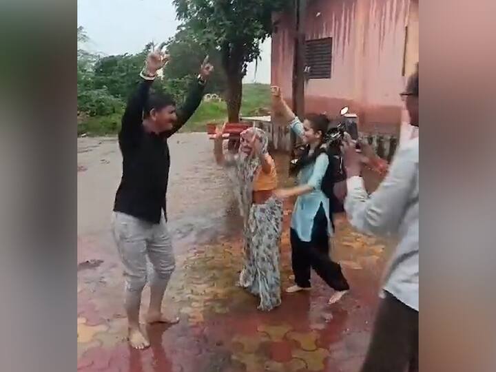 तब्बल 27 दिवसानंतर पाऊस, ढोल ताशांच्या गजरात नाचून शेतकरी कुटुंबांनं व्यक्त केला आनंद