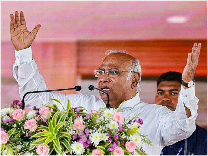 chhattisgarh elections 2023 congress president mallikarjun kharge hits out at bjp over india vs bharat issue Chhattisgarh: 'देश का नाम भारत और इंडिया दोनों, BJP कर रही विवाद...', छत्तीसगढ़ में बोले मल्लिकार्जुन खरगे