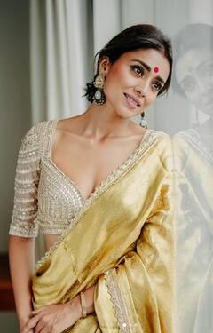 Shriya Saran: ਗੋਲਡਨ ਸਾੜ੍ਹੀ ਪਾ ਕੇ ਸ਼੍ਰਿਯਾ ਸਰਨ ਦਿਖੀ ਬੇਹੱਦ ਖੂਬਸੂਰਤ, ਸਟਾਈਲਿਸ਼ ਬਲਾਊਜ਼ 'ਤੇ ਟਿੱਕੀਆਂ ਪ੍ਰਸ਼ੰਸਕਾਂ ਦੀਆਂ ਨਜ਼ਰਾਂ