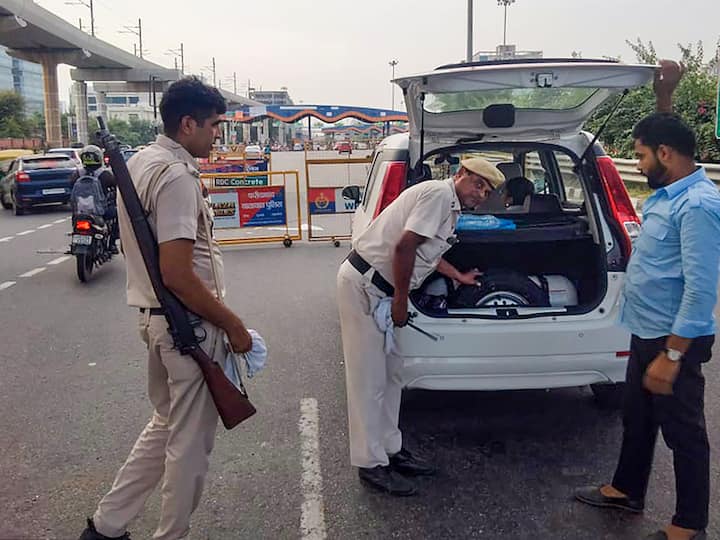 Police personnel conduct security checks along the Badarpur border on Thursday ahead of the G20 Summit in Faridabad. (Source:PTI)