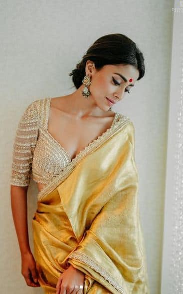 ਗੋਲਡਨ ਸਾੜ੍ਹੀ ਪਾ ਕੇ ਸ਼੍ਰਿਯਾ ਸਰਨ ਦਿਖੀ ਬੇਹੱਦ ਖੂਬਸੂਰਤ